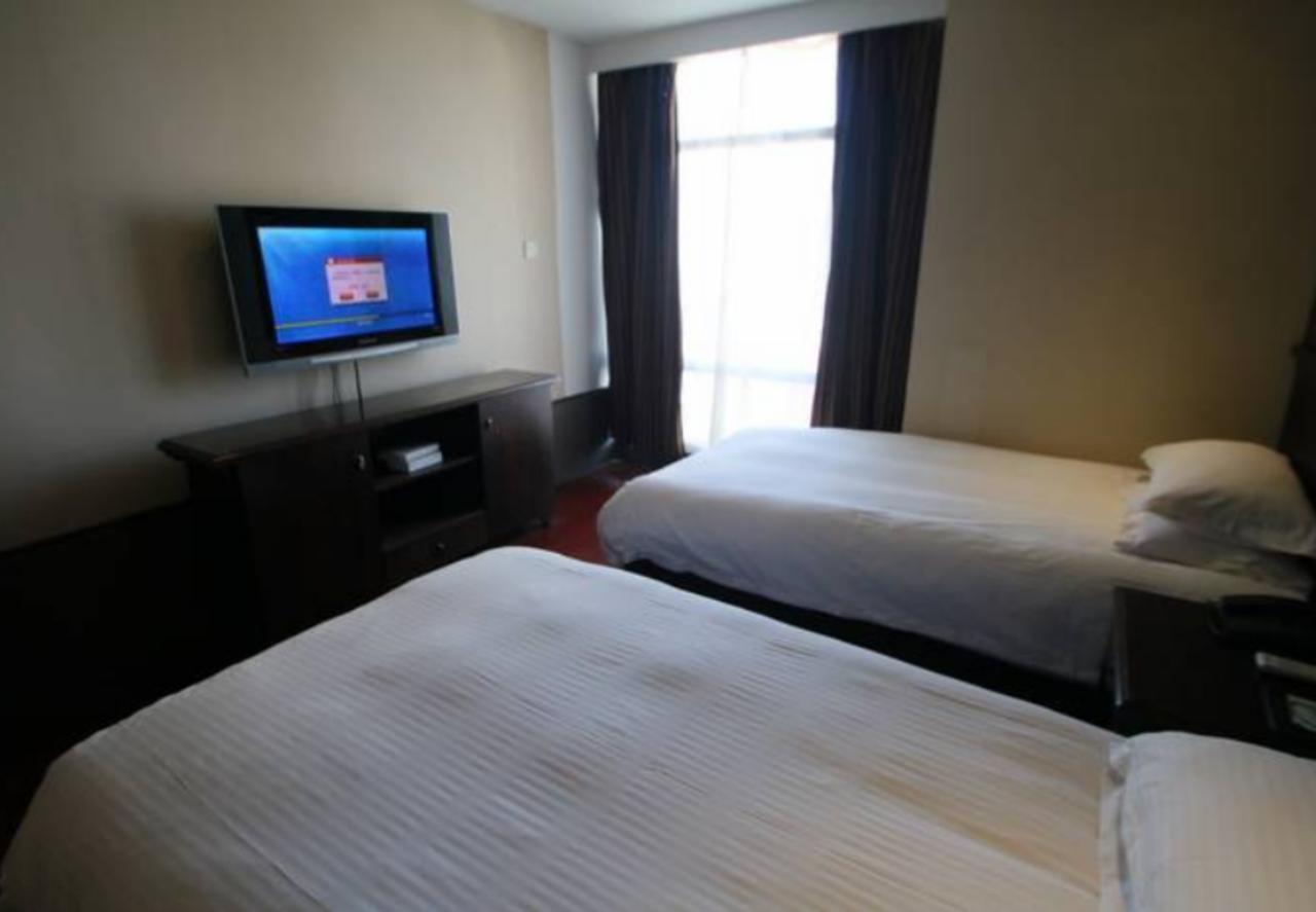 Homelike Baoshan Cruise Terminal Branch 2*
