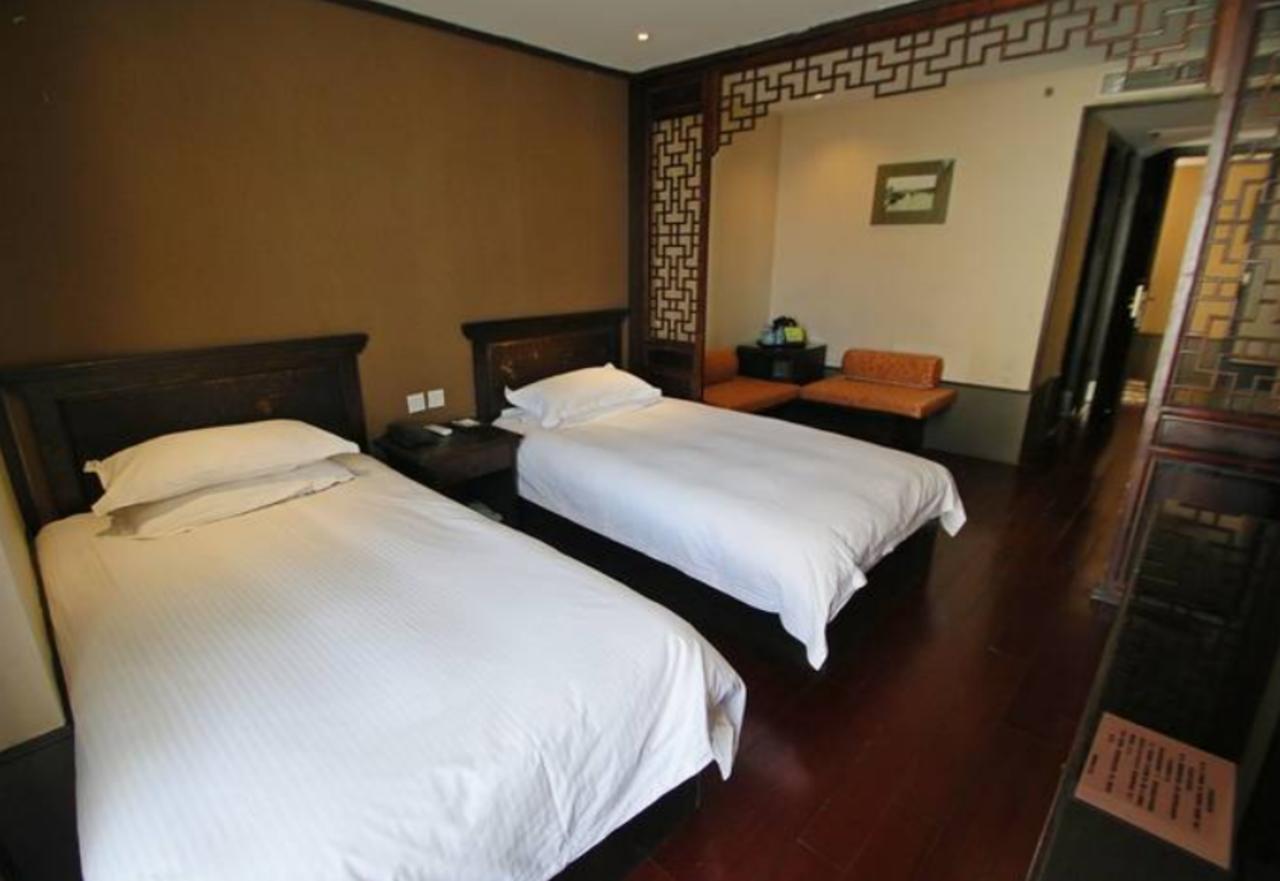 Homelike Baoshan Cruise Terminal Branch 2*